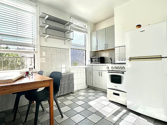 2nd image of 208 Green St APT 3R