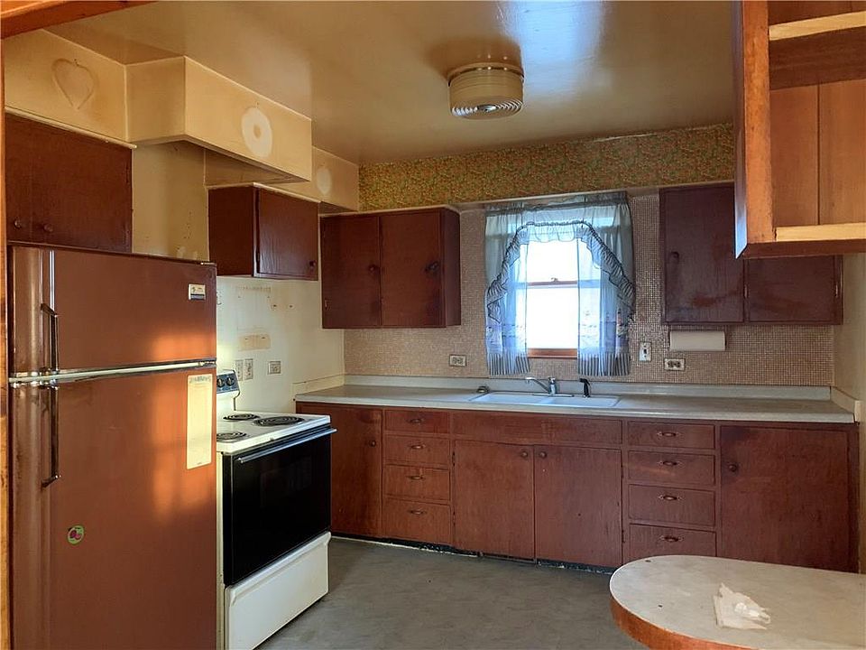 2nd image of 413 Roxy Ln