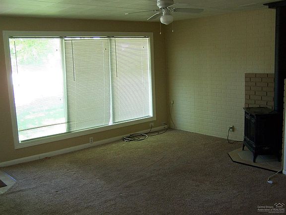 3rd image of 580 NE Elm St