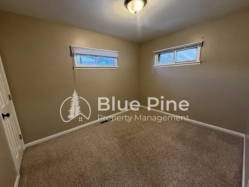 4 bed, 1.0 bath, 1440 sqft, $1,700 — Photo 4