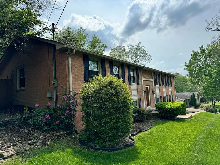 214 London Ln — Photo 33