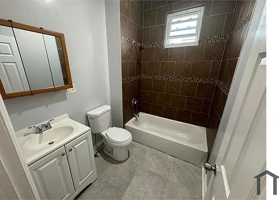 81 Smith St #2R — Photo 5