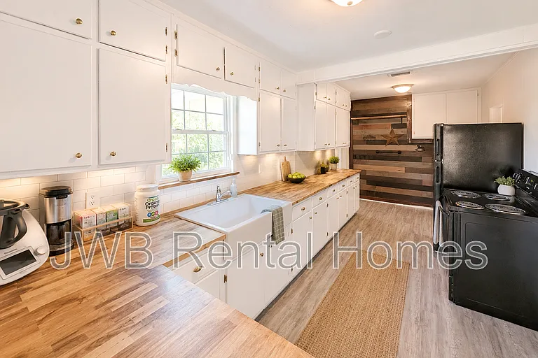 8918 1st Ave — Photo 3