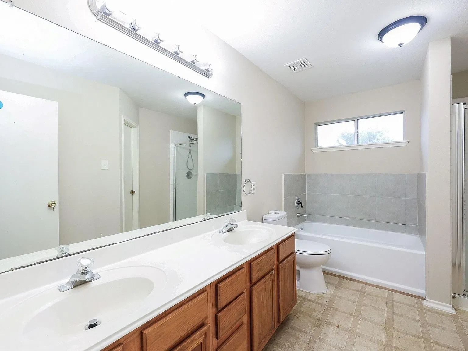4 bed, 3.0 bath, 1830 sqft, $2,200 — Photo 2