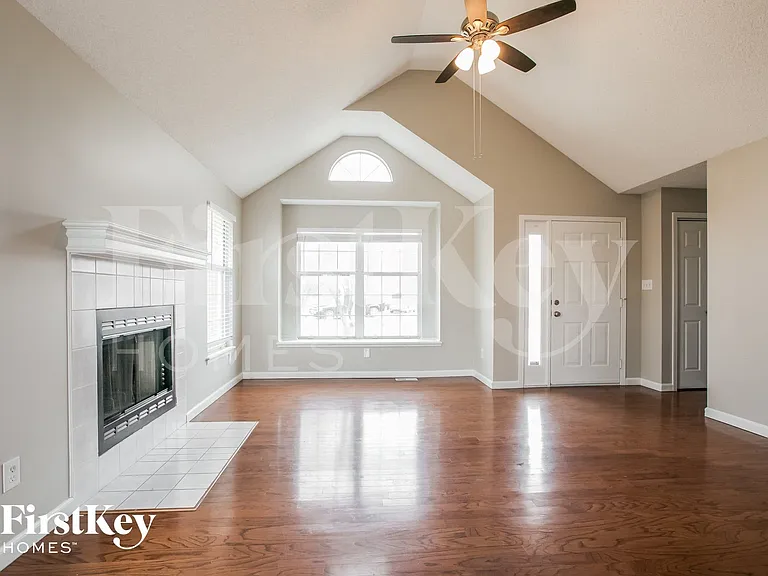 1049 NE Queens Cir — Photo 4