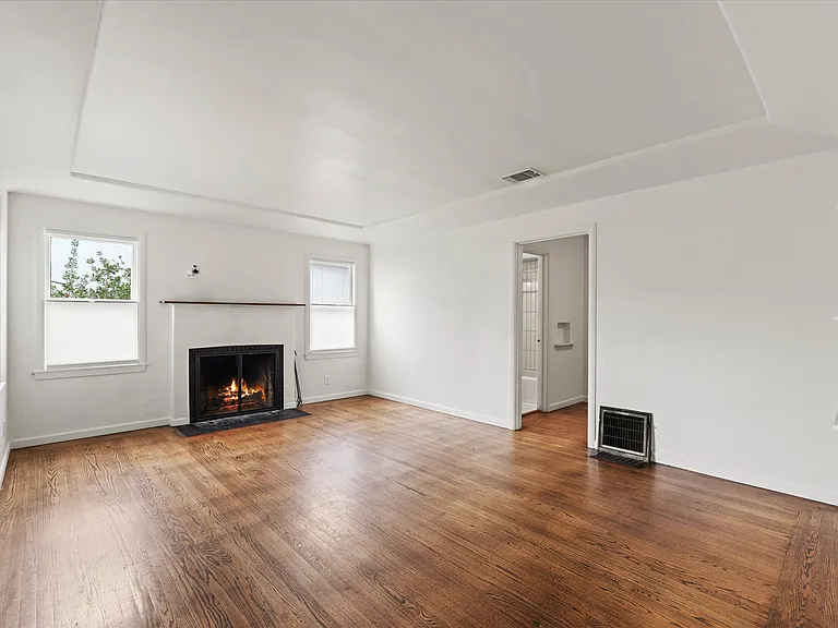 2225 9th Ave — Photo 2