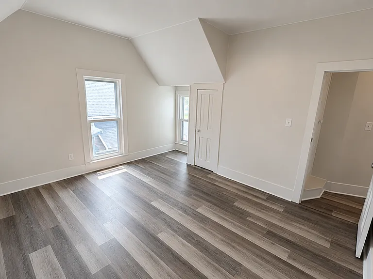Charles St N 342-344 — Photo 9