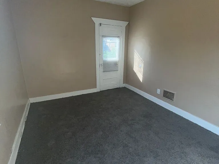 2645 W Grand St — Photo 14