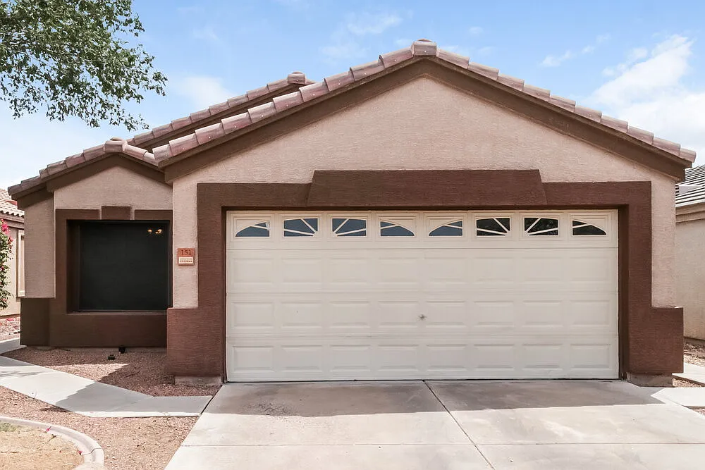 3 bed, 2.0 bath, 1300 sqft, $2,060 — Photo 1