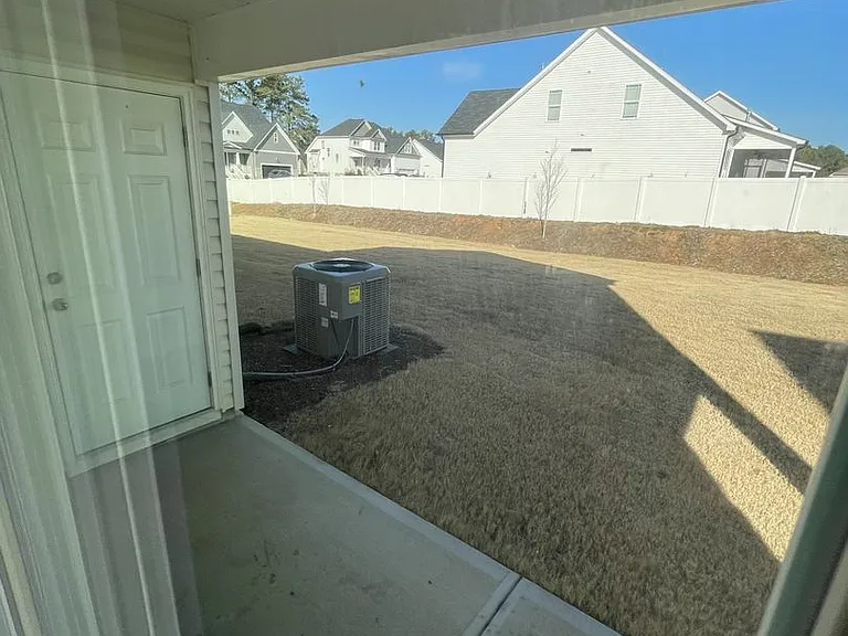 1056 Peony Ln — Photo 7
