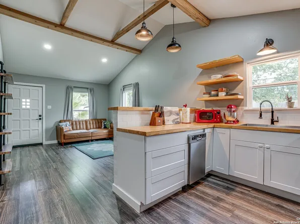 18058 LaGloria Rd., Elmendorf, TX 78112