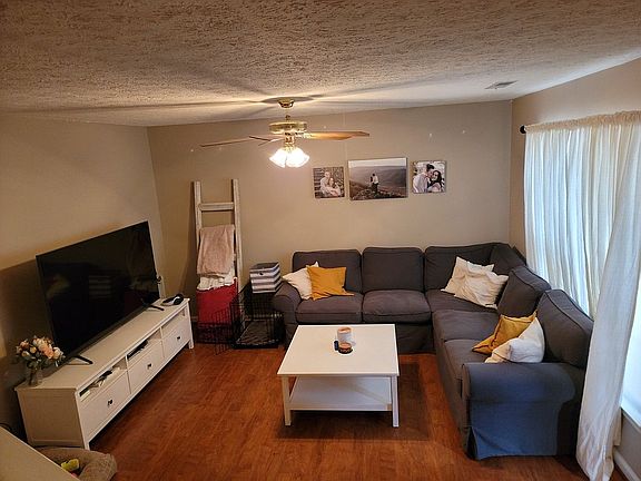 3rd image of 32 Honeysuckle Ct