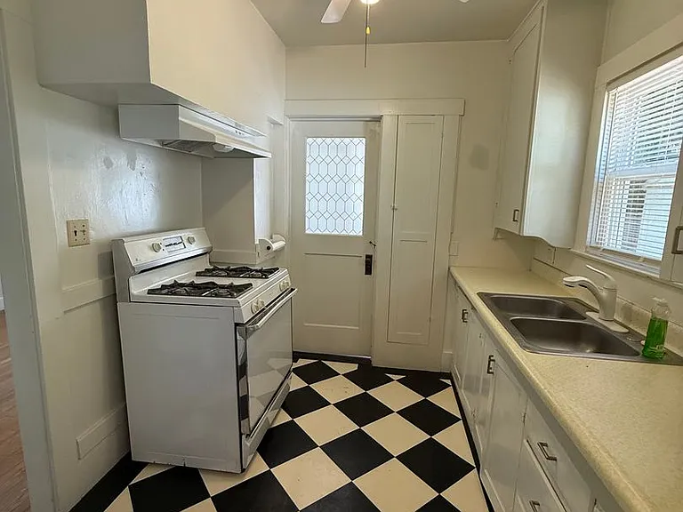 1813 Beverly Way — Photo 17