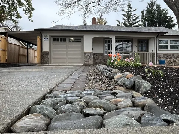 1107 NE A St, Grants Pass, OR 97526