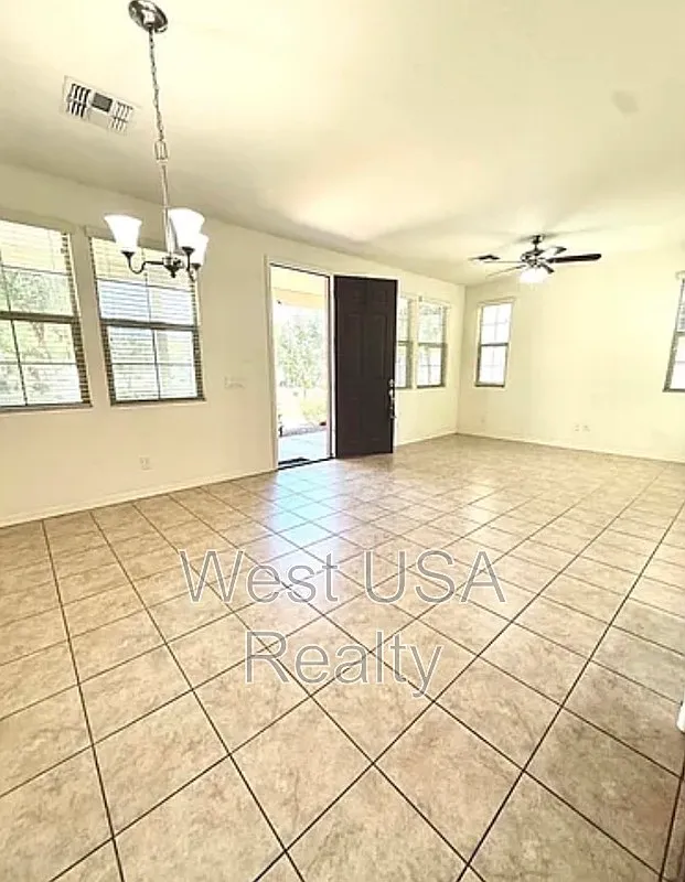 3 bed, 2.5 bath, 1944 sqft, $2,125 — Photo 4