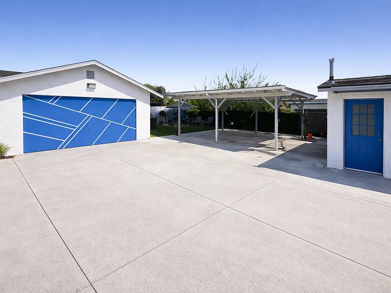 view on the back yard : bonus room, bbq area, porch with lights and fans.