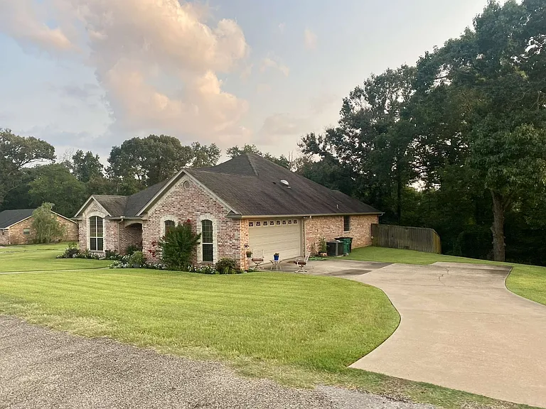 120 Cypress Creek Dr — Photo 1