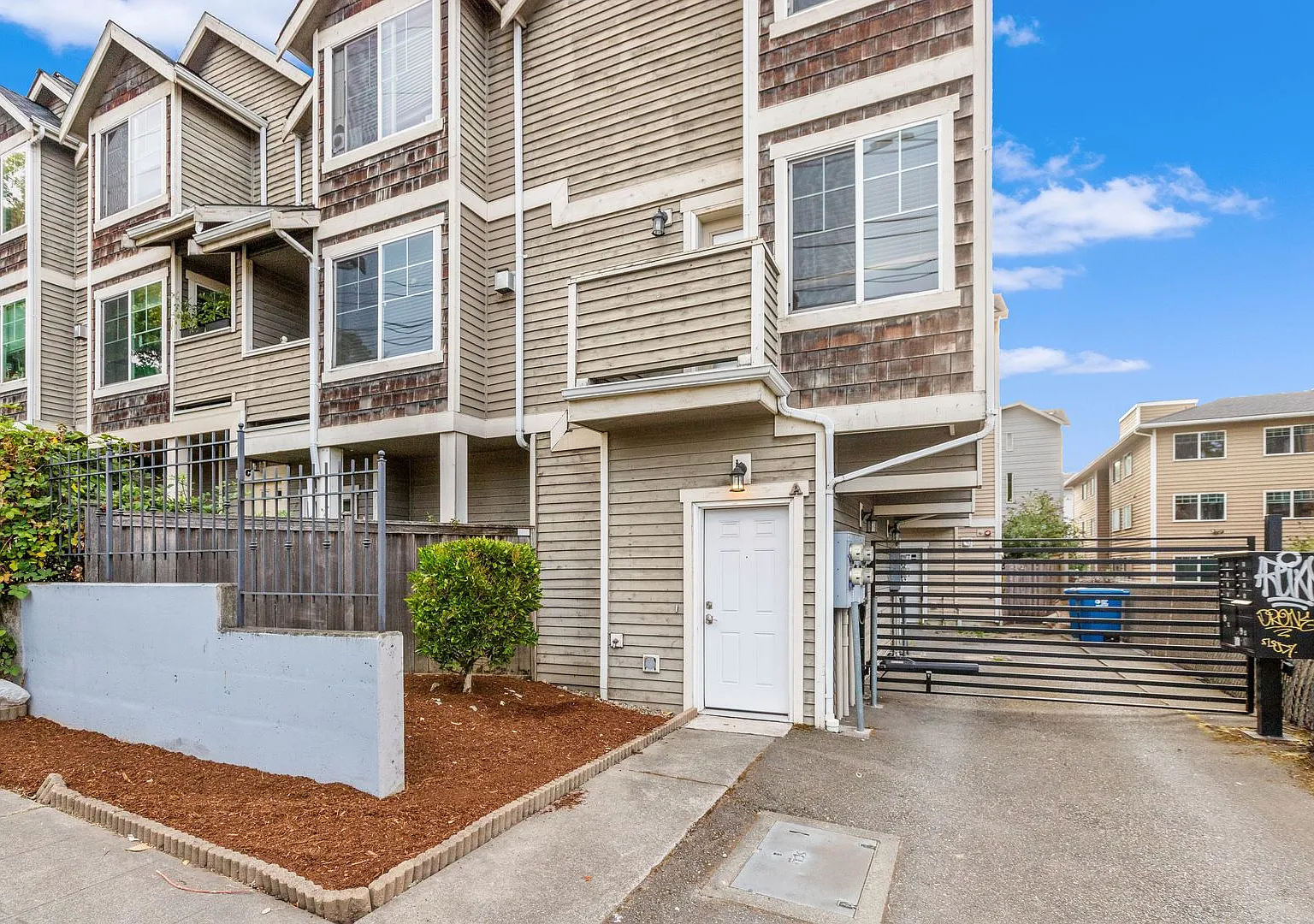 2bd/1.5ba Seattle Townhome — Photo 2