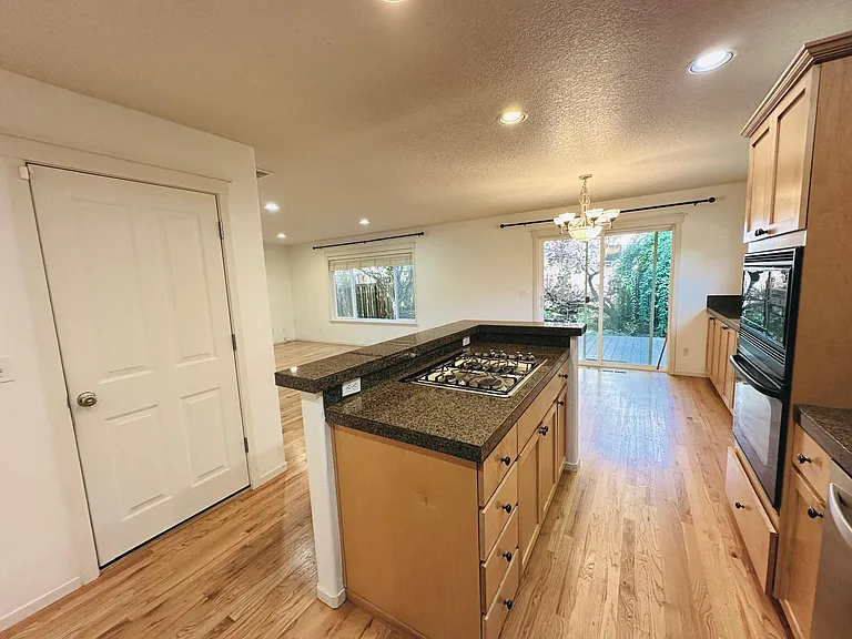 6049 NE Kettering St — Photo 10