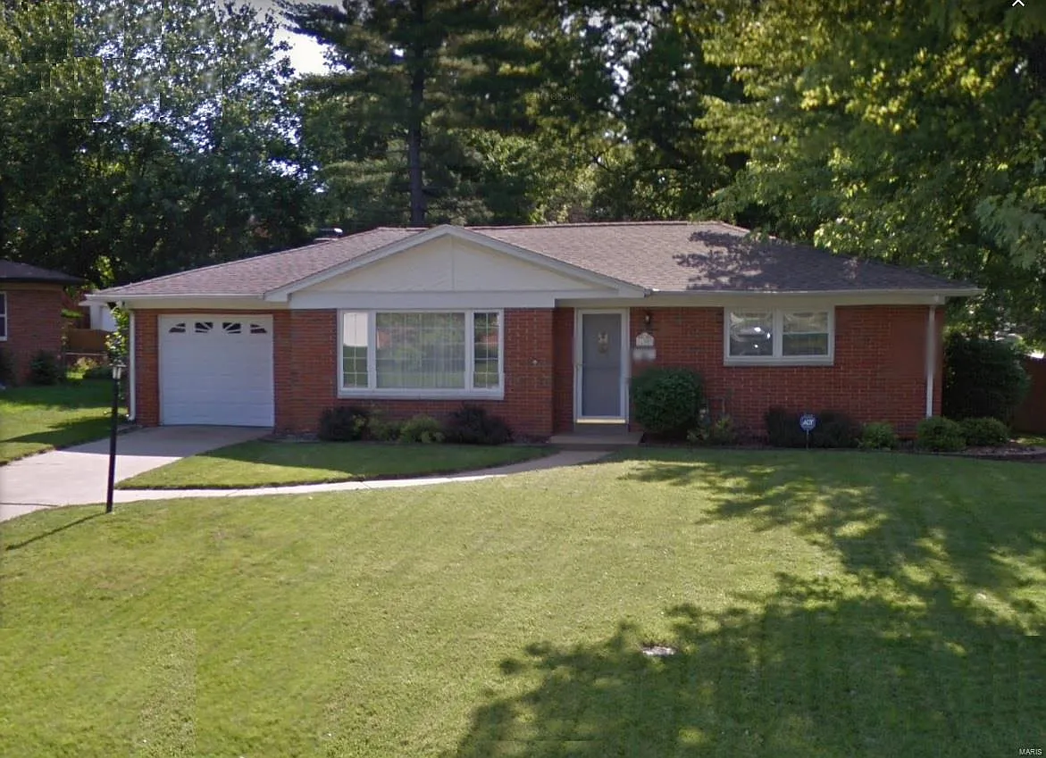 100 Brittany Ln photo 1