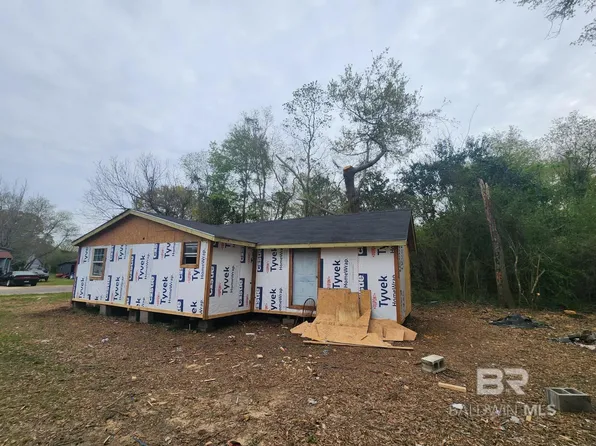 156 4th St, Atmore, AL 36502