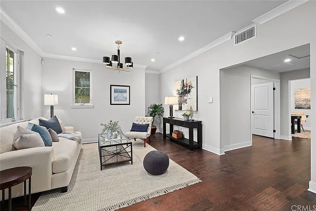 3 bed, 1929 sqft, $4,900 — Photo 3