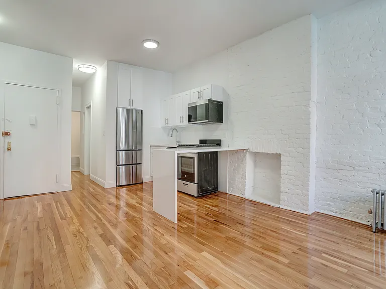 348 W 47th St #2A — Photo 3