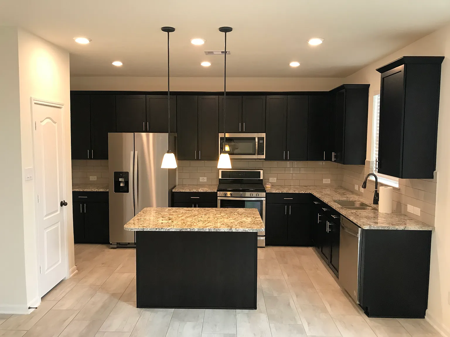 3 bed, 2.5 bath, 2004 sqft, $2,600 — Photo 2