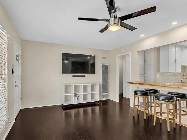 7722 Linda Vista Rd — Photo 2