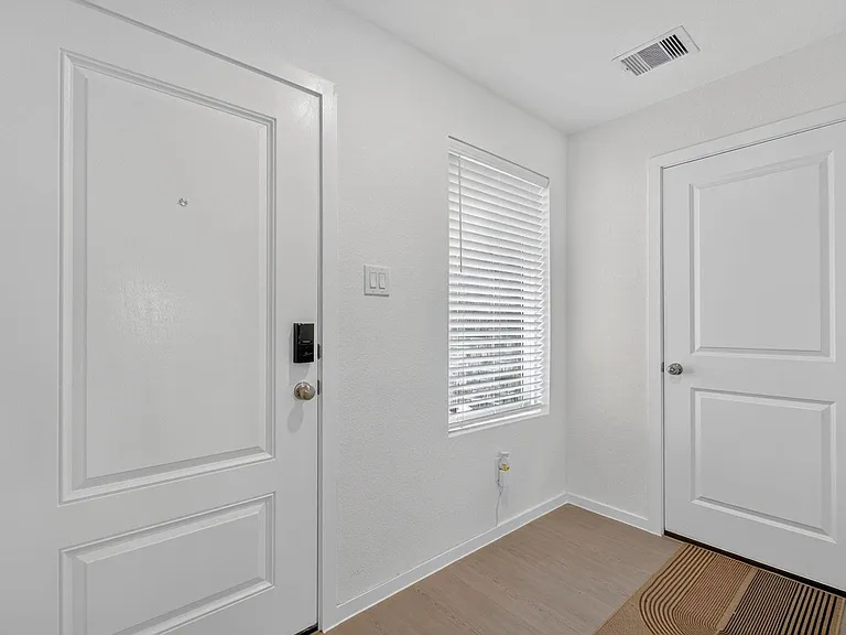 633 Craven St — Photo 2