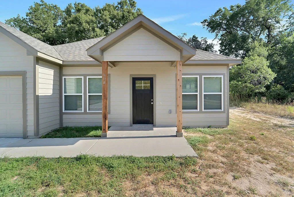 3 bed, 1400 sqft, $1,800 — Photo 1