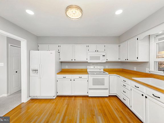 2nd image of 12 Twin Lake Ct