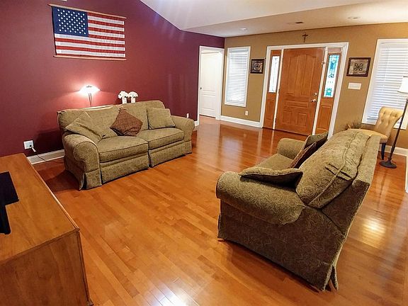 4th image of 144 Shady Oaks Dr
