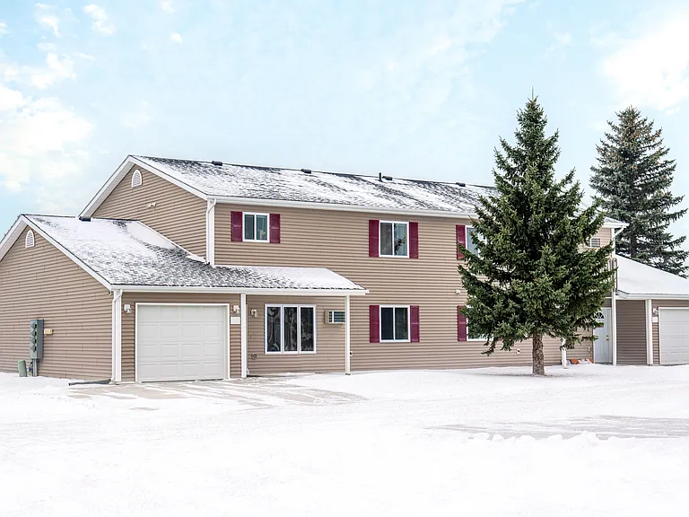 1512 Spruce Dr NE — Photo 1