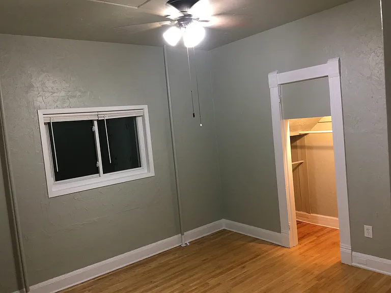 209 E 4th St #2 — Photo 9