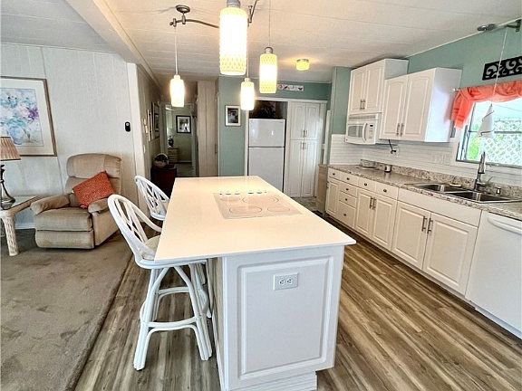 4th image of 128 Gaslight Ave