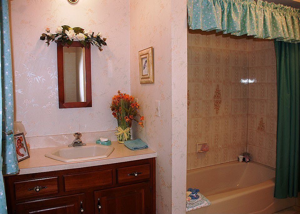 1st Floor Bath