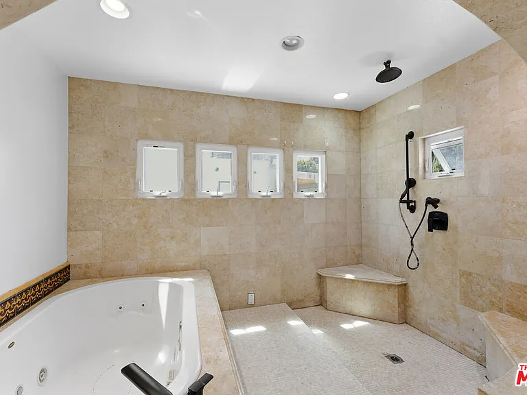 537 N Poinsettia Pl — Photo 14