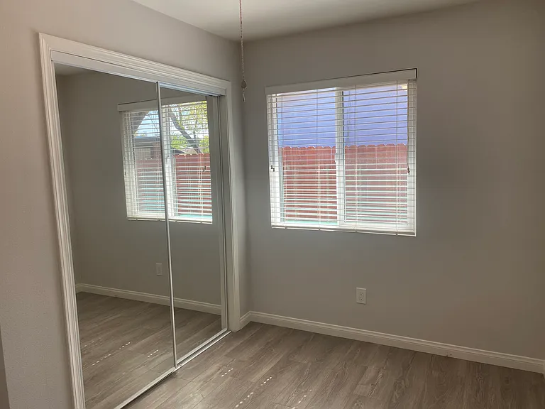 880 E Avenida De Las Flores — Photo 3