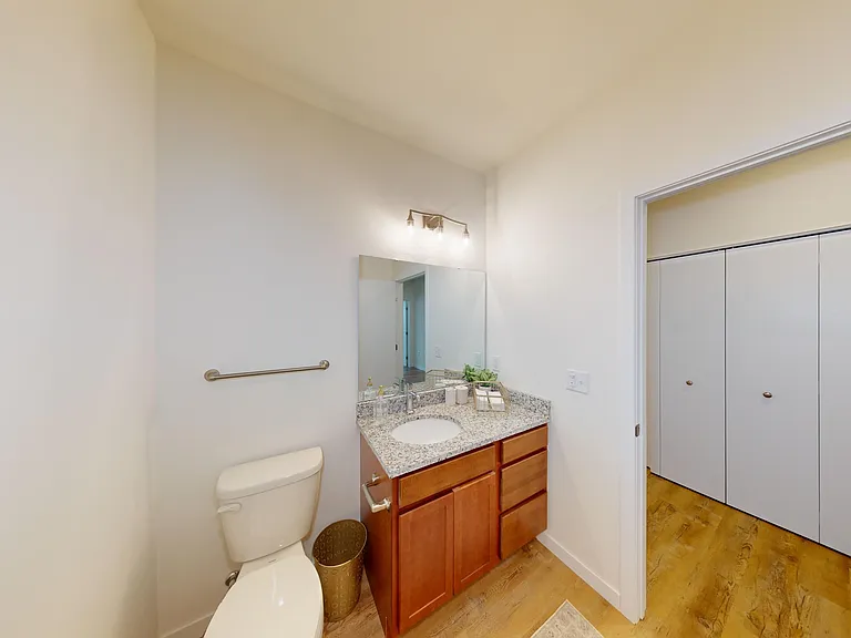 Shooting Star - Secondary Bathroom