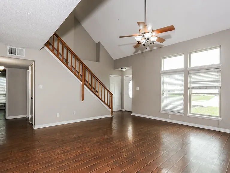 511 Rosewood Ln — Photo 4