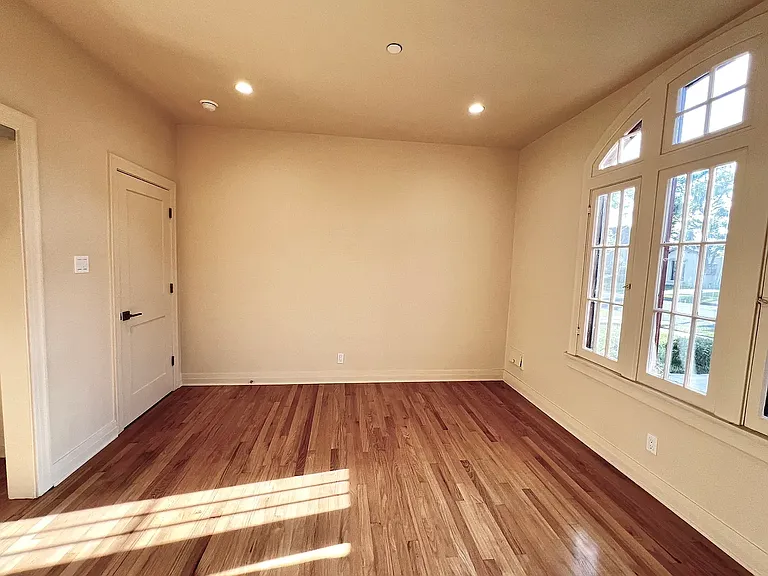 312 N Palm Dr — Photo 20