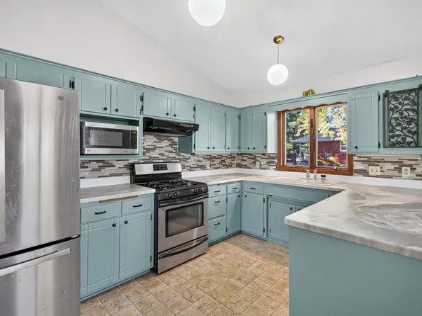 2621 McKnight Rd N, North Saint Paul, MN 55109
