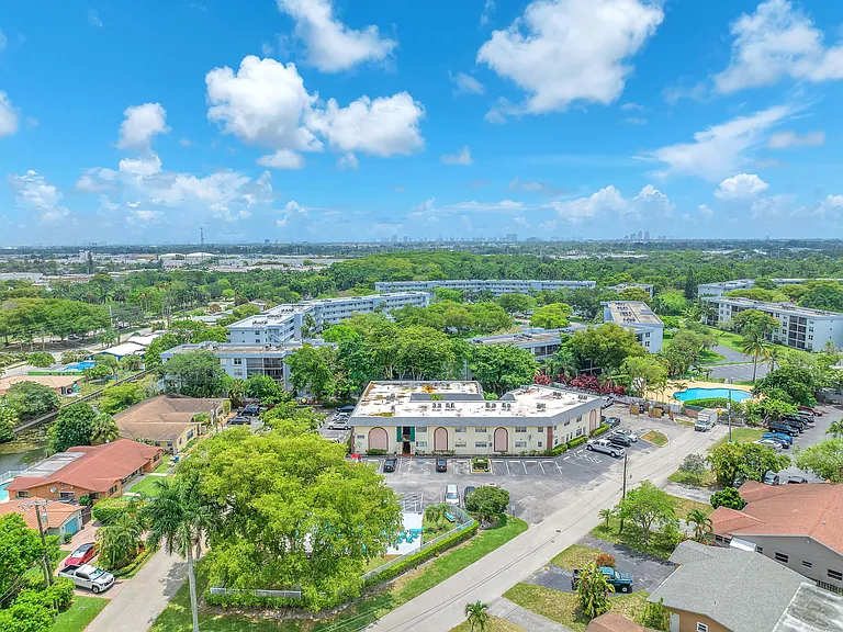 Oakland Park Villas — Photo 24