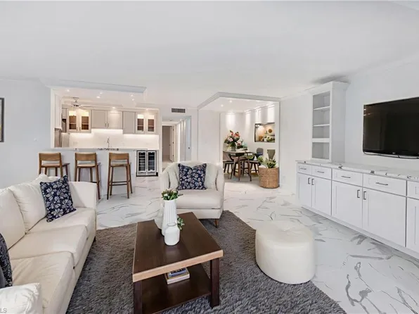 222 Harbour DR #114, NAPLES, FL 34103