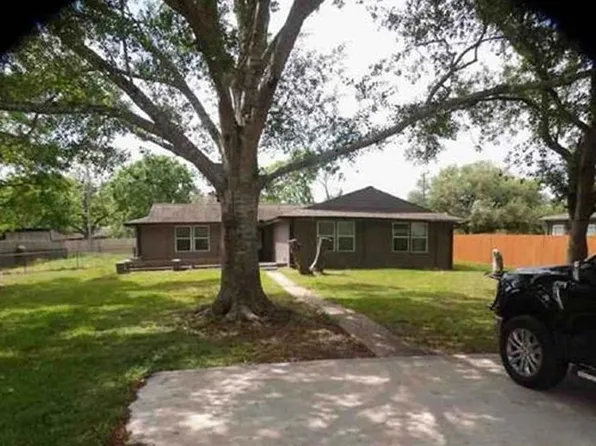 910 7th St, Bay City, TX 77414