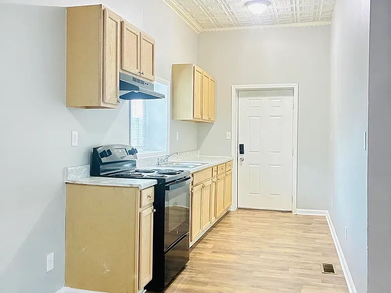 401 S Gray St — Photo 3
