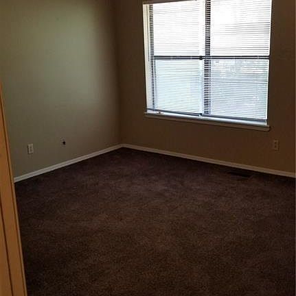 5th image of 2043 N East Oaks Dr