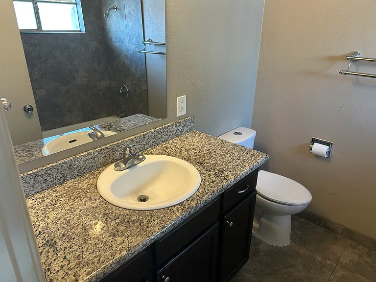 1122 E Maryland Ave #12 — Photo 8