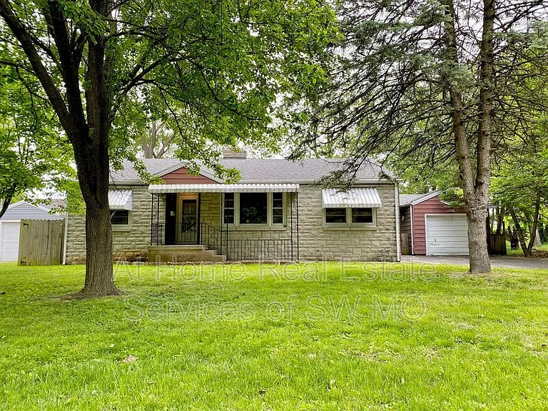 1526 S Kentwood Ave — Photo 1